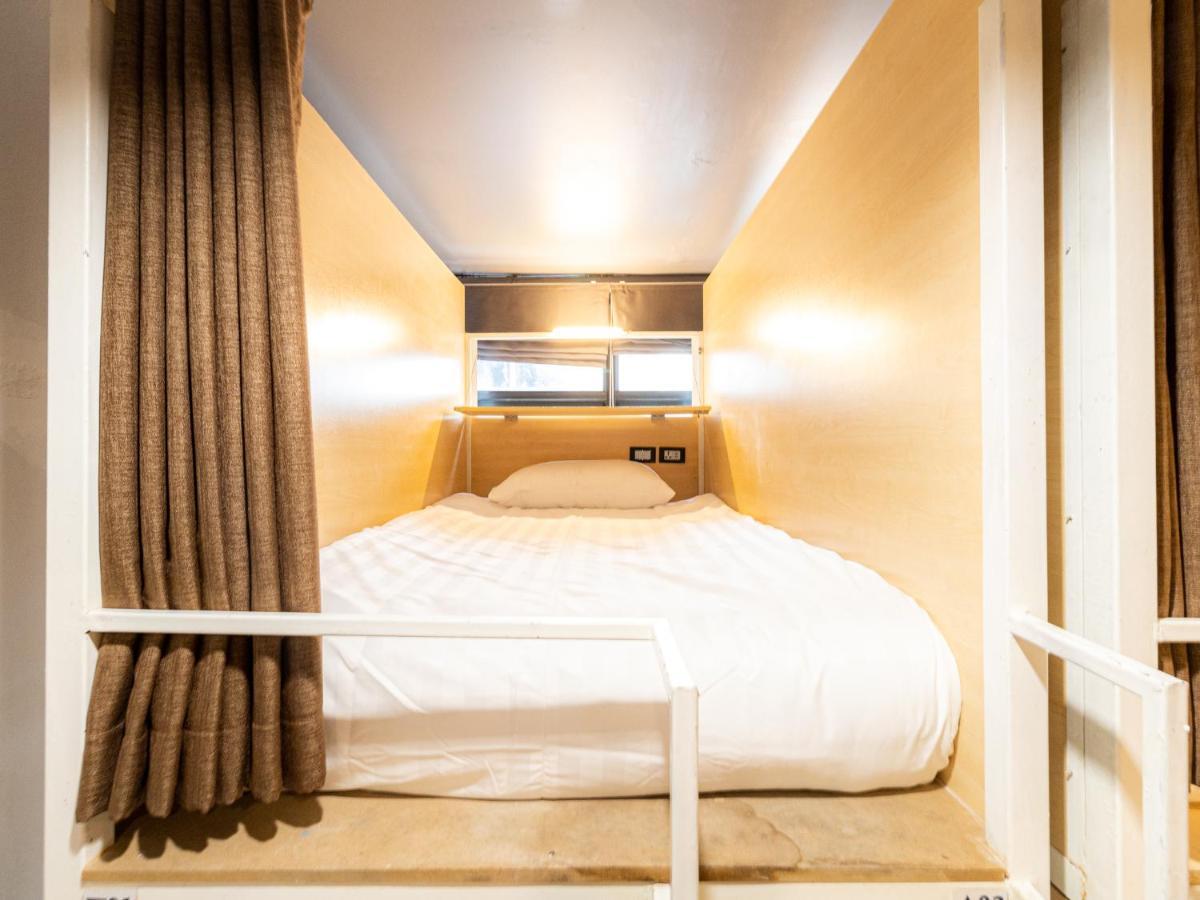 Khao San Social Capsule Hostel Банкок Екстериор снимка