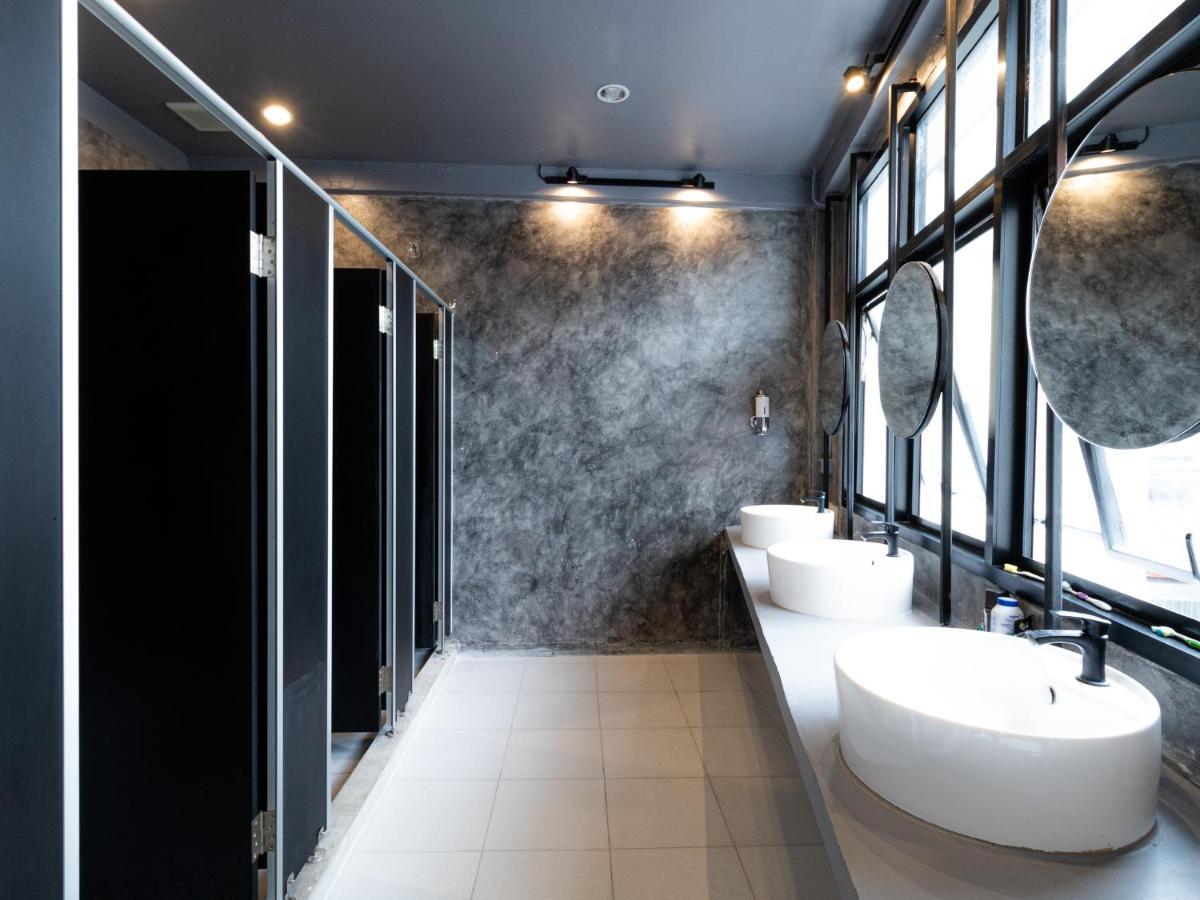 Khao San Social Capsule Hostel Банкок Екстериор снимка