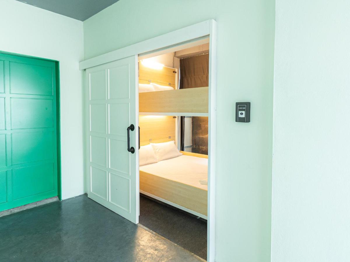 Khao San Social Capsule Hostel Банкок Екстериор снимка