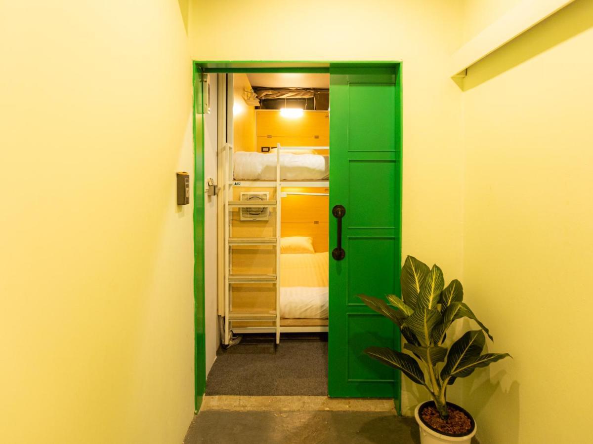 Khao San Social Capsule Hostel Банкок Екстериор снимка