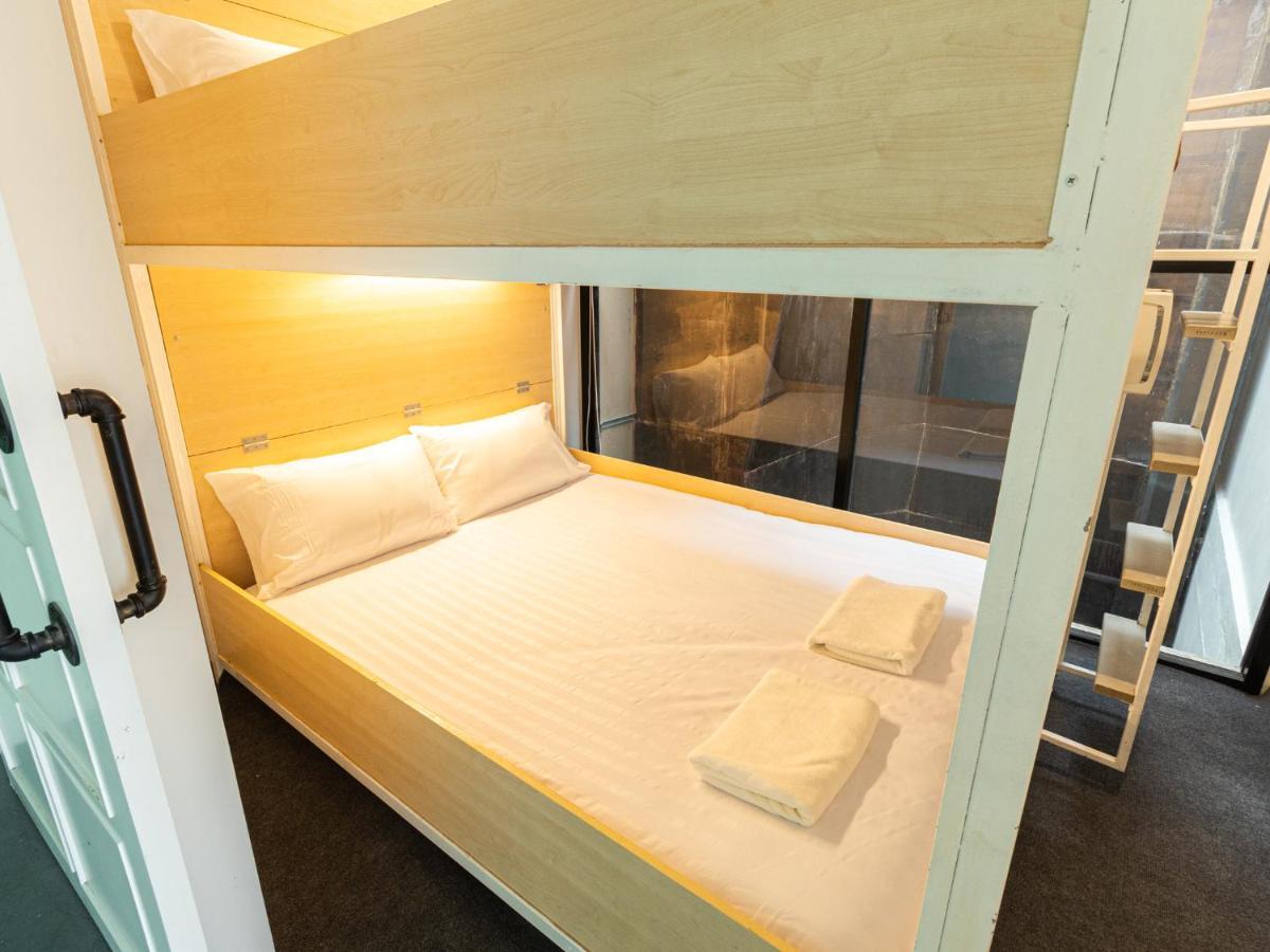 Khao San Social Capsule Hostel Банкок Екстериор снимка