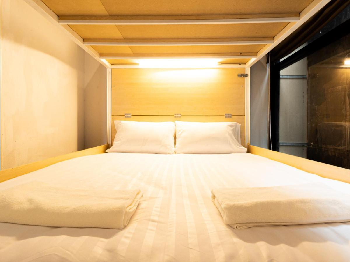 Khao San Social Capsule Hostel Банкок Екстериор снимка