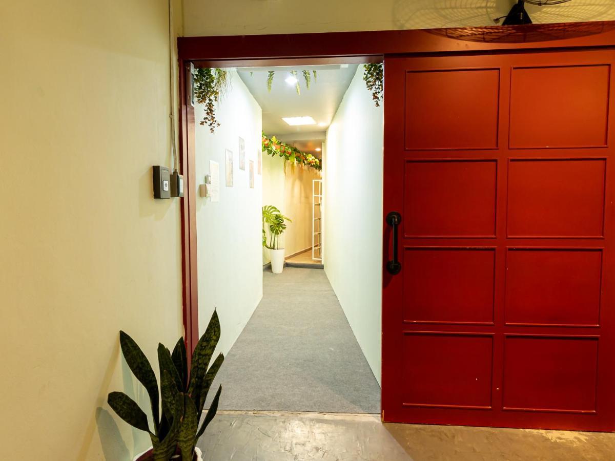 Khao San Social Capsule Hostel Банкок Екстериор снимка